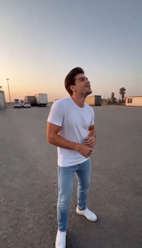 Dança de camiseta branca terminando num SUV azul