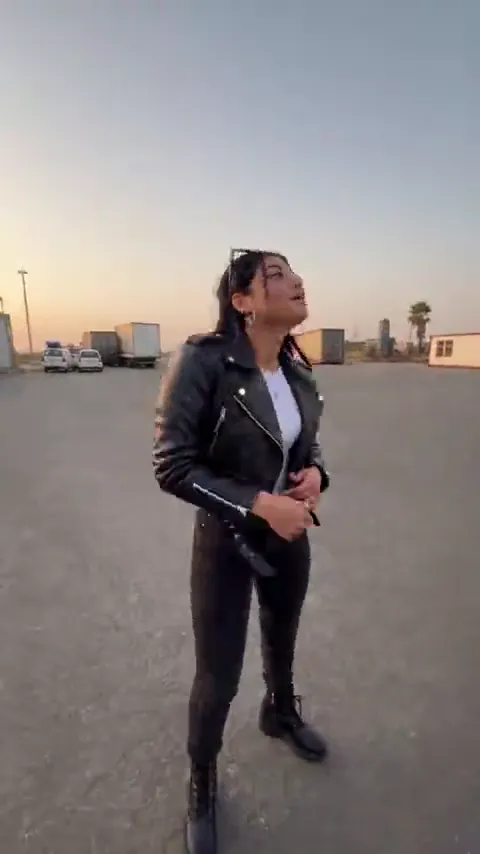 Dança de jaqueta de couro e saída do carro com capacete