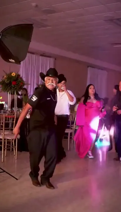 Senhor de bigode grisalho e chapéu de caubói · 9 s · música