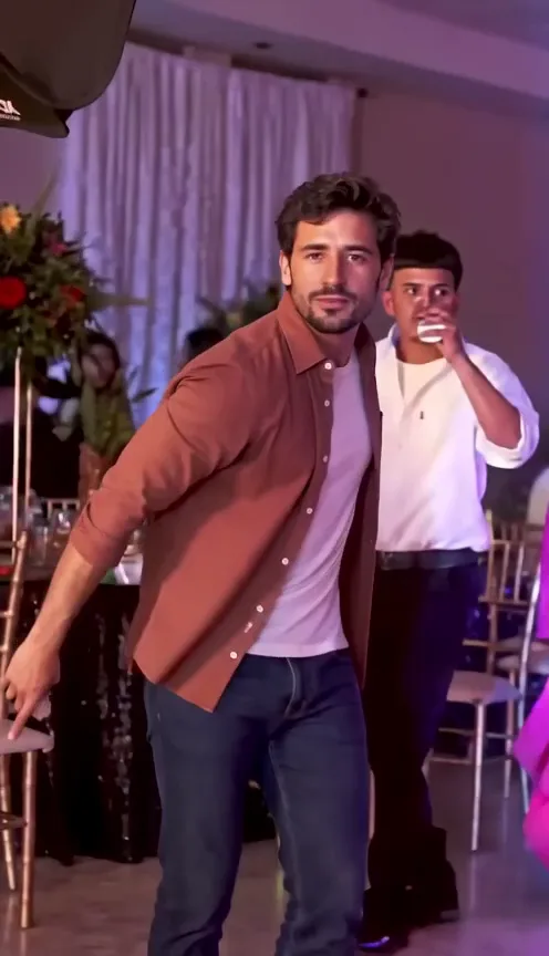 Homem de camisa cor de ferrugem · 9 s · música