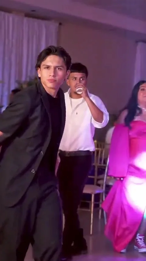 Jovem de terno preto · 9 s · som da festa